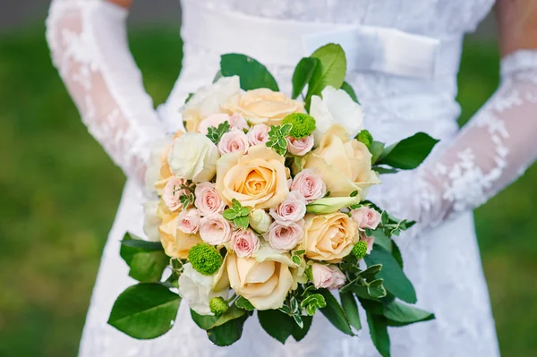 Braut mit einem schönen Brautstrauß — Stockfoto
