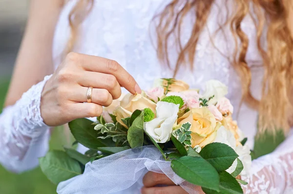 Sposa in possesso di un bellissimo bouquet da sposa — Foto Stock
