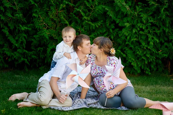 Jovem família brincando em um piquenique no parque — Fotografia de Stock