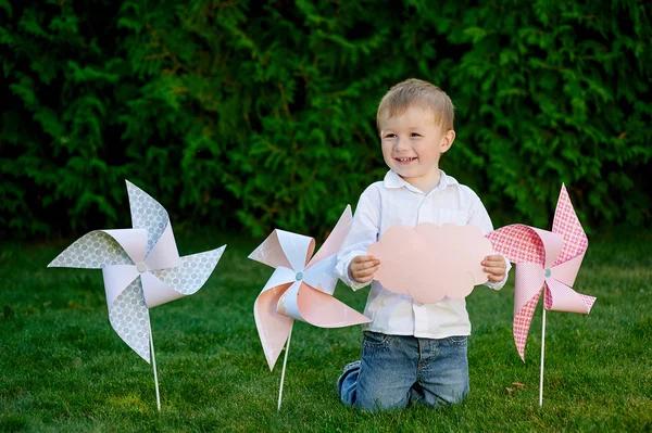 Portrait d'un petit garçon heureux dans le parc — Photo