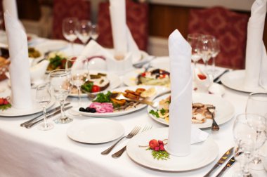 Güzel bir restoranda düğün tablo dekore edilmiş