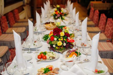 Güzel bir restoranda düğün tablo dekore edilmiş