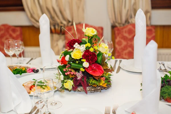 Mesa de boda bellamente decorada en un restaurante — Foto de Stock