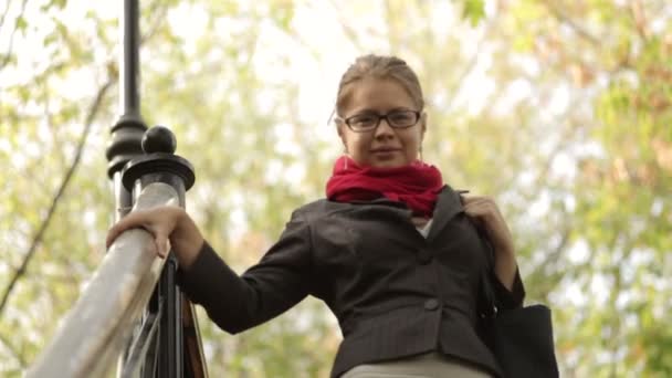 Portrait of young beautiful business woman down the stairs — Stock Video