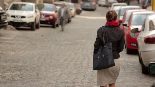 Schöne Frau mit Brille spaziert durch die Altstadt — Stockvideo