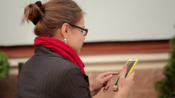 Giovane donna d'affari sta utilizzando smart phone per il lavoro in caffè — Video Stock