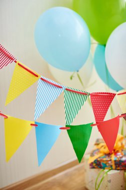 Kutlama süslemeleri için doğum günü için şölen masası.