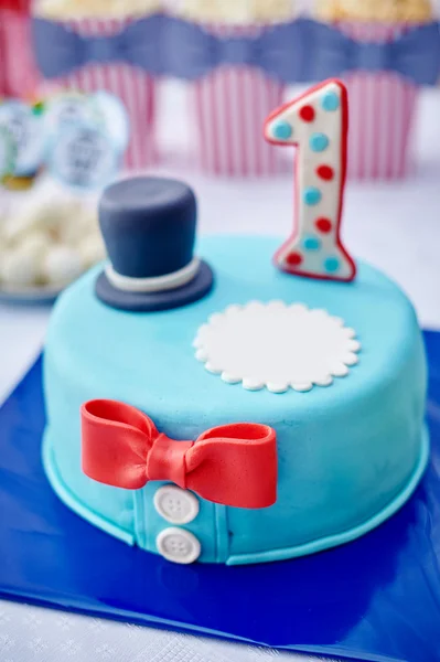 Bolo de aniversário bonito com o número um acima na mesa — Fotografia de Stock