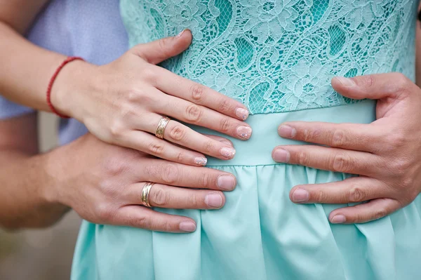 Koca eşi karnı elleriyle dokunuyor — Stok fotoğraf