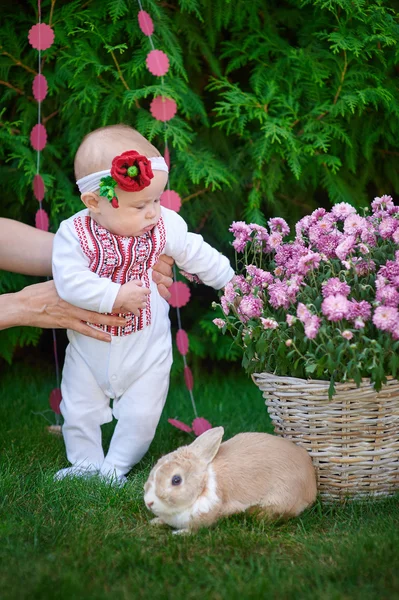 小女孩和一只兔子在草地上玩 — 图库照片