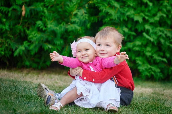 Glückliche Schwester und Bruder zusammen im Park und umarmen sich — Stockfoto