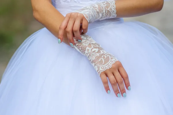 Giovane sposa mani con bei guanti da manicure vestito — Foto Stock