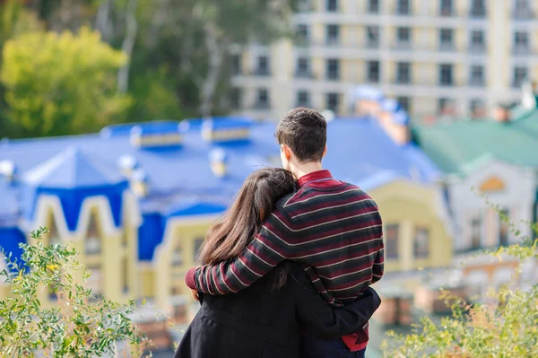 Pareja amorosa está abrazándose y mirando a la ciudad — Foto de Stock