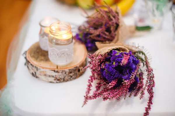 Decoración de flores y velas para una boda — Foto de Stock