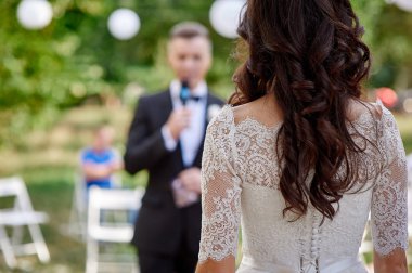 önünde bir düğün töreninde gelin damat