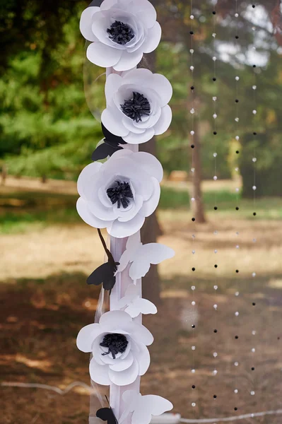 Beau décor de fleurs pour la cérémonie de mariage — Photo