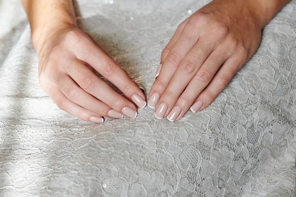 Mujer manos con hermosa manicura francesa — Foto de Stock