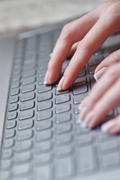 Primer plano de las manos femeninas en el teclado del ordenador portátil — Foto de Stock