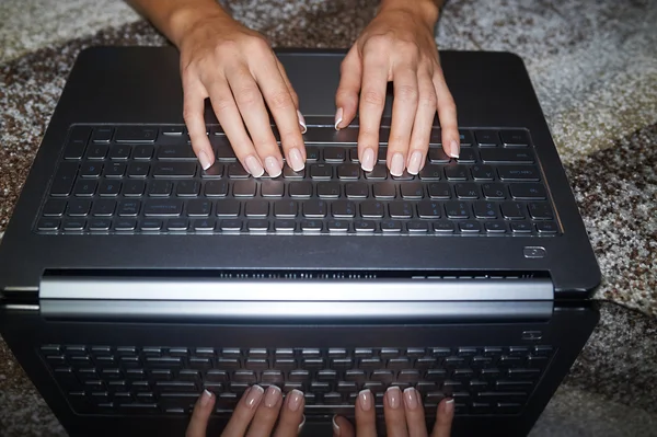 Mãos humanas sobre o teclado do laptop durante a digitação — Fotografia de Stock