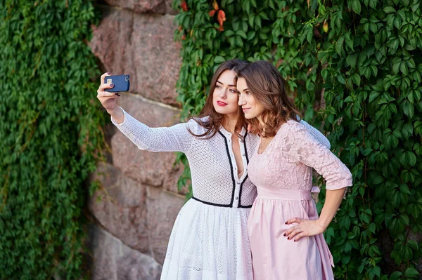 Dos hermosas mujeres haciendo Selfe — Foto de Stock