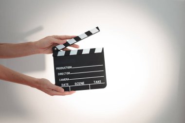Erkek eller açık film klaketini tutuyor, sahneyi hazırlıyor. Sinema, yapım, video film yapımı kavramı