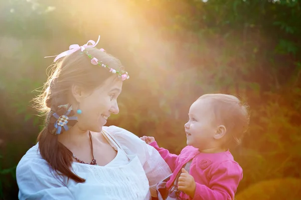 Mutter und Tochter schauen einander an und lächeln — Stockfoto