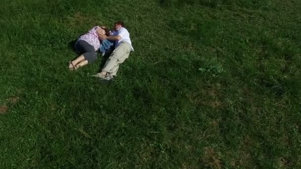 Rodina ležet na trávě v louce — Stock video