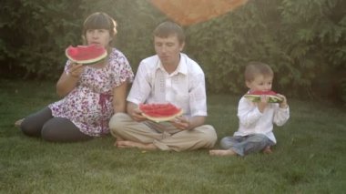 karpuz yeme Park aile pikniği