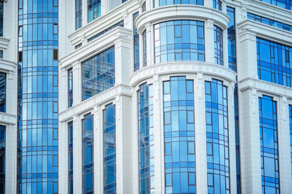 Fragment de bâtiment de bureaux bleu moderne avec fenêtres — Photo