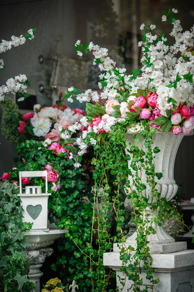 Décoration fleur dans des vases dans un café — Photo
