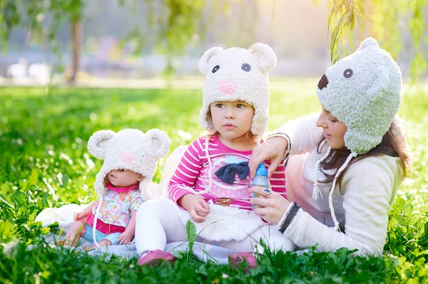 Glückliche junge Mutter und ihre Tochter spielen im Sommerpark — Stockfoto