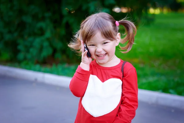 Zewnątrz portret cute dziewczynka rozmawianie przez telefon — Zdjęcie stockowe