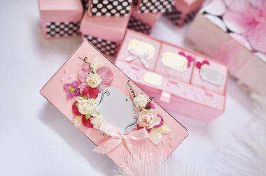 doğum günü için kutuları ile güzel pembe dekorasyonu