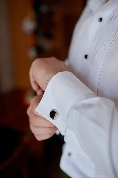 Άνθρωπος στο λευκό πουκάμισο κοντά το παράθυρο φόρεμα μανικετόκουμπα — Φωτογραφία Αρχείου