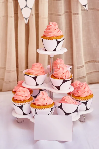 Delicioso buffet dulce de vacaciones con cupcakes — Foto de Stock