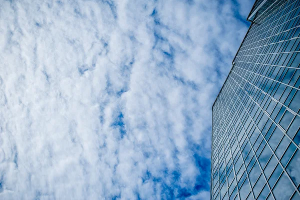 Rascacielos sobre un fondo de nubes —  Fotos de Stock