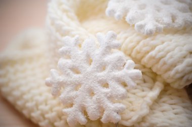 Büyük beyaz kar tanesi beyaz örme eşarp arka plan üzerinde