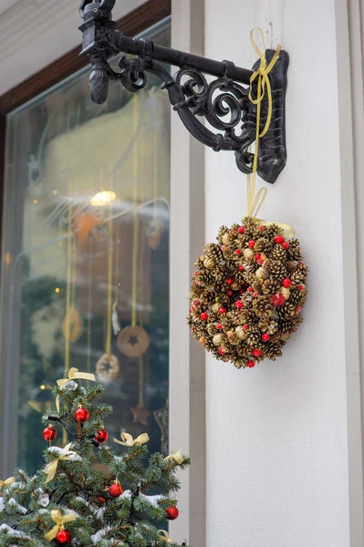 Dekoracje świąteczne w oknie wystawowym — Zdjęcie stockowe