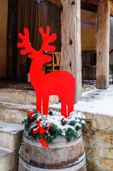 Ciervo decorativo rojo frente a la casa — Foto de Stock