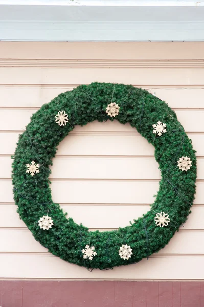 Christmas decorations with green round in a shop wall — Stock Photo, Image