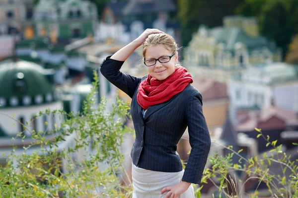 Schöne Frau in Brille posiert vor der Kulisse der Stadt — Stockfoto