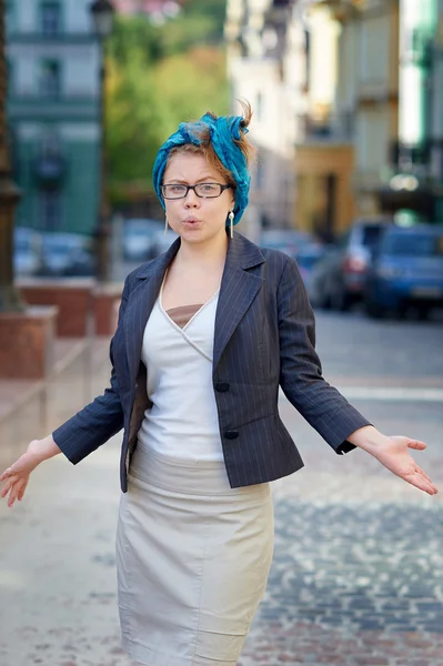 Emotionale Frau mit Brille spaziert durch die Stadt — Stockfoto