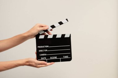 Erkek eller açık film klaketini tutuyor, sahneyi hazırlıyor. Sinema, yapım ve film yapma kavramı