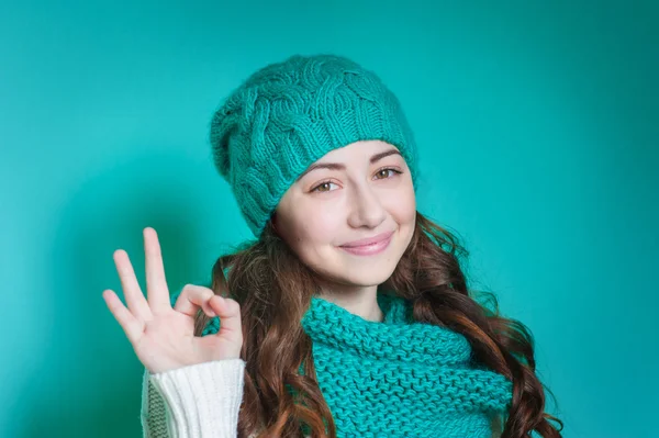 Mulher feliz em um chapéu de malha turquesa no estúdio — Fotografia de Stock