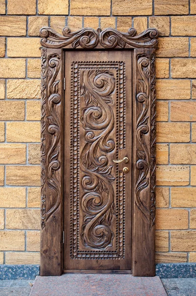 Starym piękne rzeźbione drewniane drzwi — Zdjęcie stockowe