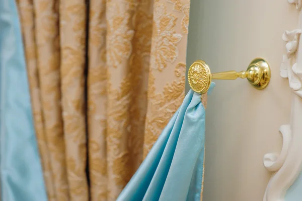 Красивые занавески в спальне и золотой держатель — стоковое фото