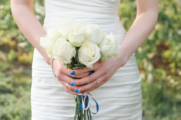 Mariée tenant bouquet de roses blanches — Photo