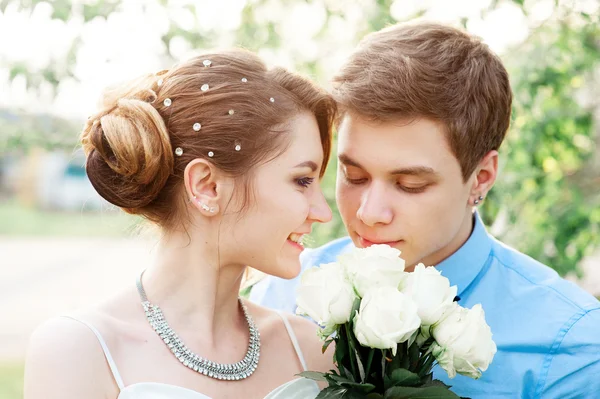 Bruid en bruidegom met witte bruids boeket rozen — Stockfoto
