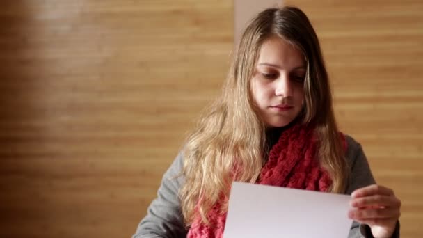 Молодая кавказская деловая женщина в офисе читает документы — стоковое видео