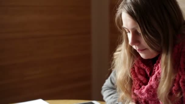 Молодая кавказская деловая женщина в офисе читает документы — стоковое видео